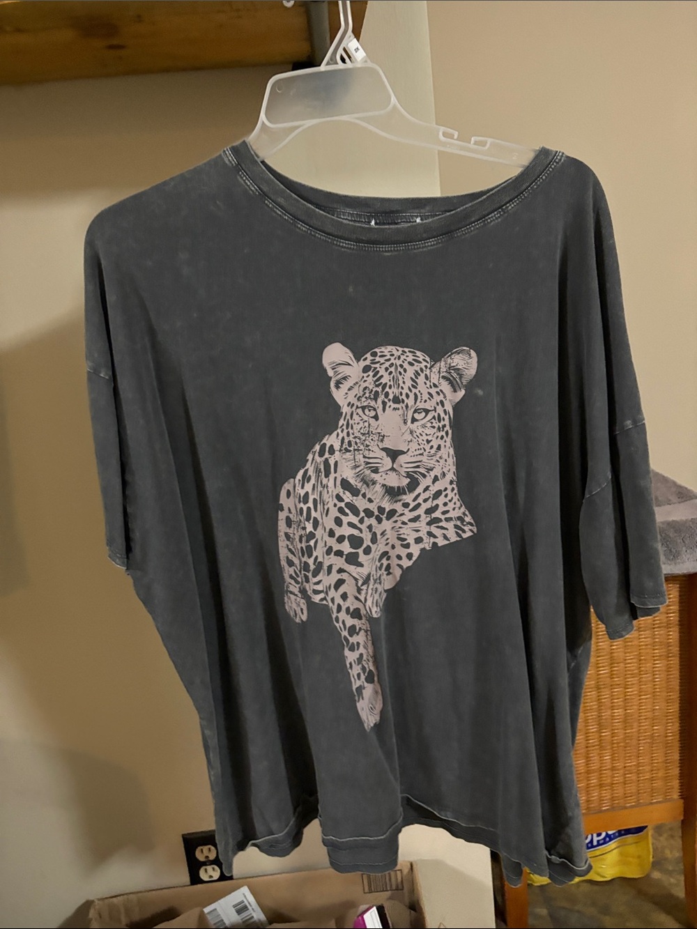 Women's Relaxed Short Sleeve Tee with Leopard Graphic - Gray